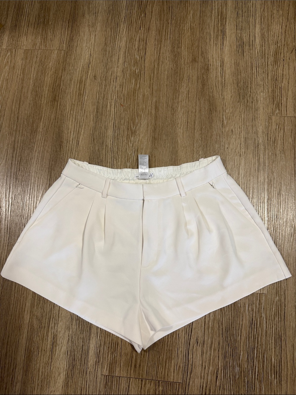 Good American Women's Cream Pleated High-Waist Shorts size 10/30